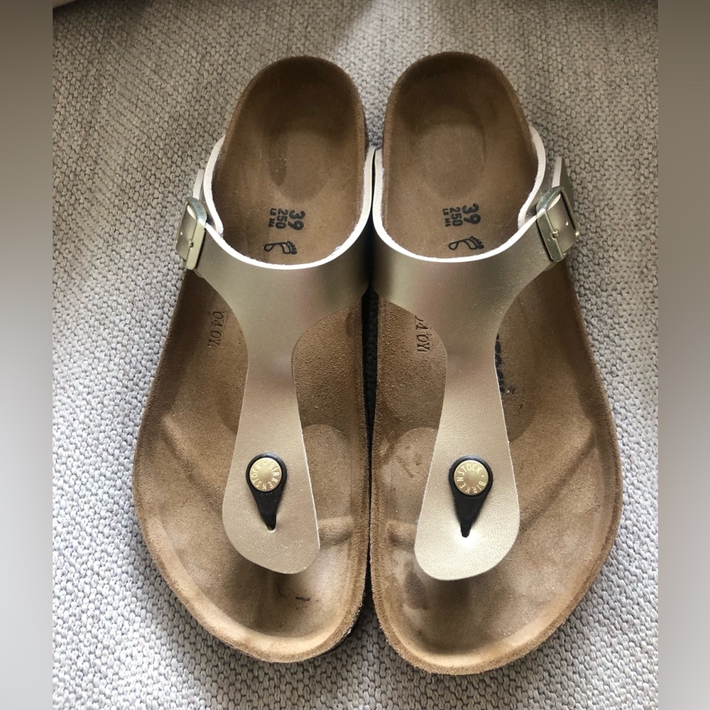 Birkenstock Gizeh Birko-Flor Sandal Gold with gold hardware. Excellent condition